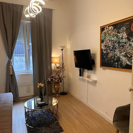 Line Apartment *