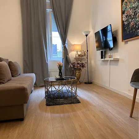 Line Apartment *