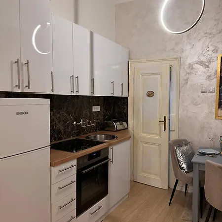 Line Apartment *